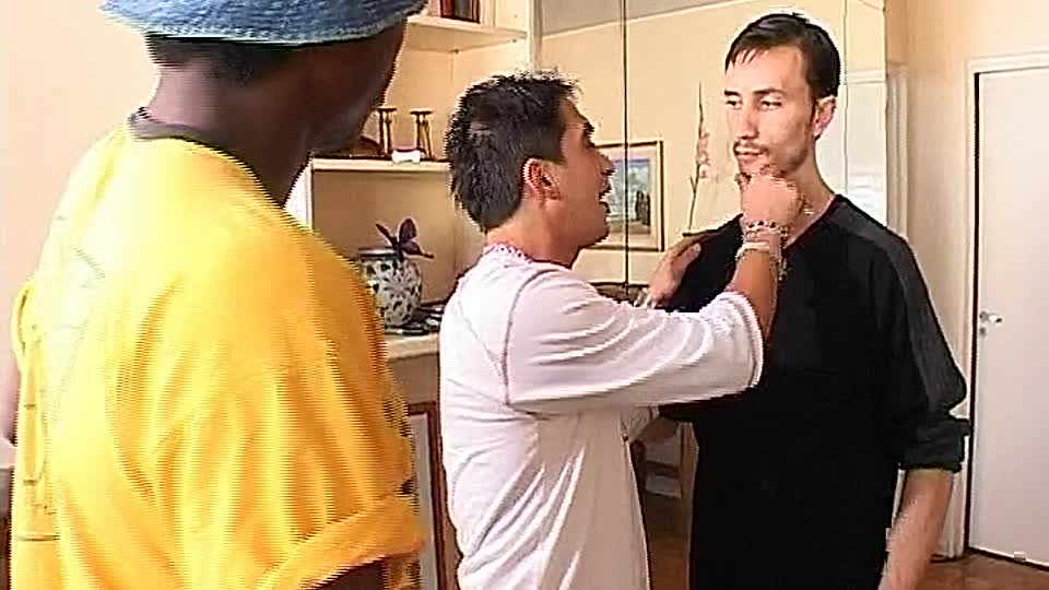 Teenie-Schlampe gibt BBC-Blowjob in der Öffentlichkeit